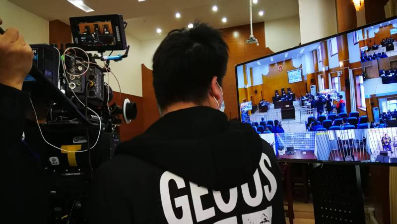 AI生成VS人工创意——全州县广告片拍摄公司的技术浪漫主义实践